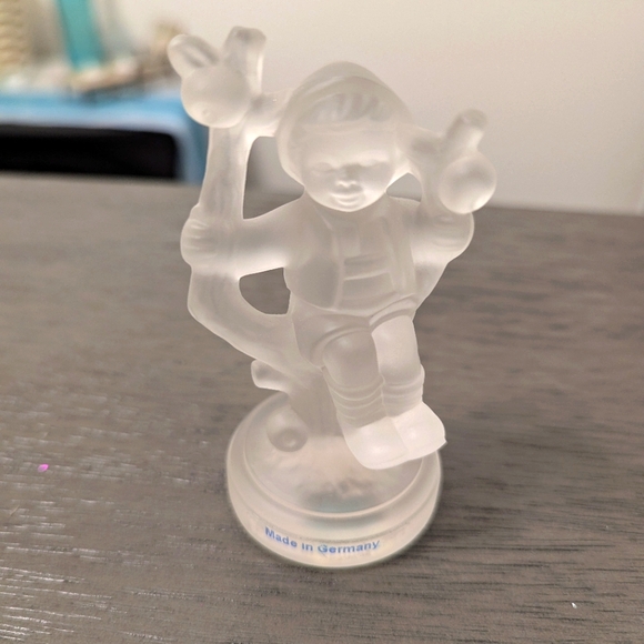 Goebel Other - 1992 GOEBEL Frosted CRYSTAL Collection - Apple Tree Boy 